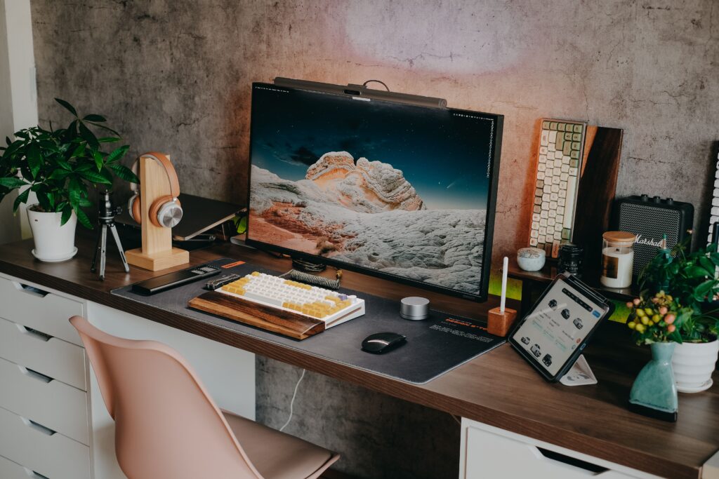 Escritorio de trabajo en casa con monitor, teclado mecánico y accesorios tecnológicos de productividad